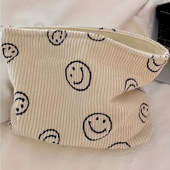Smiley Face Makeup Bag - Picture 1 of 1